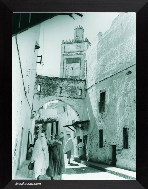 mujer arabe paseando arcos de tetuan , femme arabe tetuan rue de mosque mdiq maroc